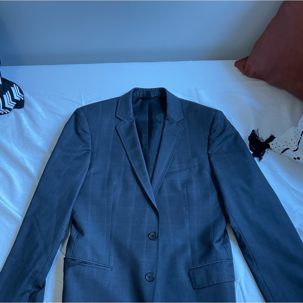 Hugo Boss gray checkered suit. Size 38s.